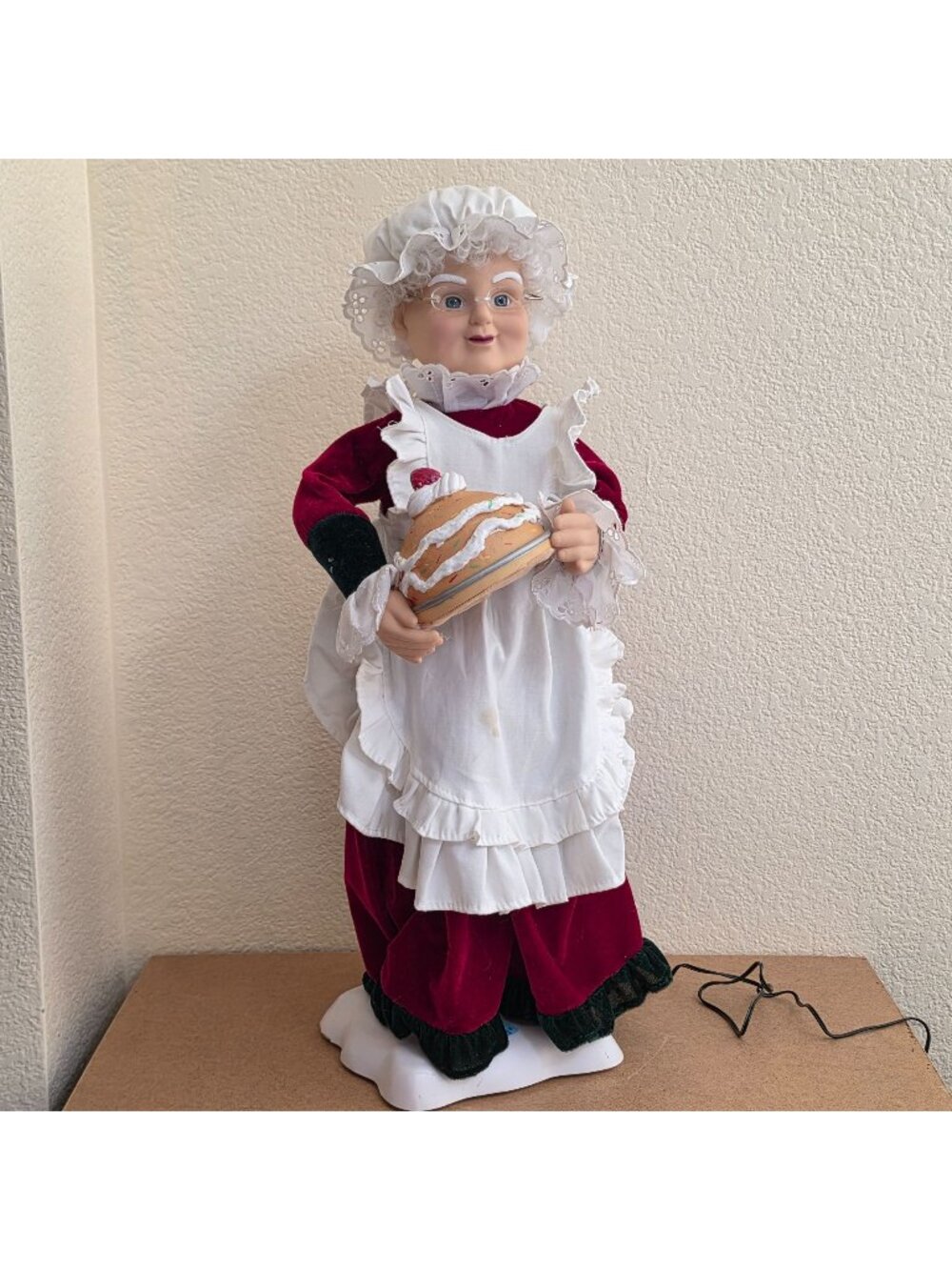 Mrs. Claus Animated Musical Figurine Holding Cake Pan Asian 2005